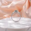 Klusterringar Emerald Green Full Moissanite Diamond Lady's S925 Sterling Sliver Plated 18k Gold Fine Jewerly Wedding PartyFor Women