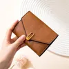 Ny designer knapp kvinnor korta plånböcker kvinnlig mode noll handväska europeisk style lady casual kopplingar kort plånbokskort