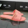 2024SS Designer Paris Explosive Women's Leather Sandals Summer Beach Canale di lusso Slifori piatti casual Flip Flip-Flop