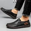 Casual skor stor storlek läder män handgjorda män stil bekväma mockasins andningsbara män loafers sneakers
