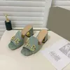 Mais novo Mulheres Sandália de Salto Alto Chinelos Fivela de Metal Chinelo Luxo Sapatos de Salto Médio Bombas Retro Bloco Salto Dourado Quadrado Toe Aberto Senhoras Designer Sandálias 35-42