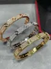 Carts Armband V Gold Sky Star Armband för kvinnor CNC Diamond Plated 18k Rose Wide Four Black Nail samma stilpar