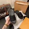 34 ٪ من مصمم الأحذية BS Summer Paris Fashion Alphabet مع سميك شاطئ شاطئ الشاطئ Soled Soled Trend Slippers للنساء