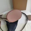 Bolso pequeño de piel de vaca con bolsillo tipo cubo de diseñador con asa de corte ovalado y bolso cruzado diagonal especialmente adecuado para mujeres hermosas que aman los bolsos clásicos