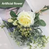 Dekorativa blommor naturligt blommor arrangemang eleganta konstgjorda rosor eukalyptus mittpunkt dekor för hemrum kaffekök