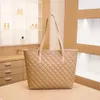 Bolsas tote femininas com textura retrô popular de couro sintético de grande capacidade personalizada