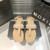 СКИДКА 24% Дизайнерская обувь Xiaoxiang Жемчужные сандалии для женщин, летние туфли с узором «елочка» на плоском каблуке с пряжкой и круглым носком