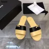 Nouveau 24ss Femmes Plage Pantoufles Nouvel Été Marque De Mode Romaine De Luxe Designer Sandales Plates Femme Latex Semelle Souple Femmes Chaussures Pantoufles