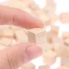 Block 100st oavslutade träkuber trä fyrkantiga block ornament för hantverk diy alfabet block nummer kuber eller pussel som gör 240401