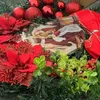 Dekorative Blumenkränze zum Basteln, Weihnachtskranz der Heiligen Familie mit Beeren, grüner Schleife, Christus-Hängestern