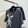 Designer Luo Jia's 2024 Début du printemps Marque de mode Co-marque Mandela Grass Doll Brodé Lâche Polyvalent T-shirt à manches courtes pour hommes et femmes 4TTR