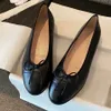 2024 Women Paris Luxury Designer Black Ballet Flats Shoes Brands quiltade äkta läderslip på ballerina runda tå damklänningskor ballerina kvinnor skor