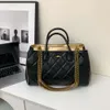 O designer de bolsa de couro vende bolsas femininas de marca com 50% de desconto para mulheres bolsa nova moda moderna e trevo crossbody com bolsa bordada