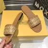 30% OFF versão designer venda quente chinelos planos tecidos um pé sapatos de praia elegantes e sandálias para mulheres usarem externamente