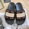 Sandaler Designer tofflor Högutgåva G Summer Mens Ladies Couples Wear Resistenta Word Beach Slippers With Printed Letter Bread Slippers Storlek 35-44