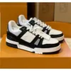 Chaussures masculines Lvtrainers Luxury Sneakers Womens Designer Sneakers Sneakers Platage Plate-forme Forme Forme Designer Chaussures Black Of Office Sneaker A10 avec boîte 46