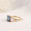 Küme Yüzük Gem'in Balesi Benzersiz Renk Değiştirme Emerald Cut Alexandrite Gözyaşı CZ Nişan 14K Sarı Altın Toi ve Moi Ring