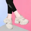 Sapatos casuais de sola grossa para mulheres na primavera outono 2024, novos sapatos esportivos versáteis e modernos de salto alto, exibindo pés pequenos