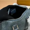 Denim Draagbare Vrouwen Outdoor Kussen Tas Reliëf Letter Badges Klassiek Reizen Winkelen Schoudertas Luxe Handtas Verstelbare Ketting Vintage Koffer Sacoche 24CM