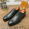 Scarpe casual in pelle da lavoro formale 2024 Brogue classico abito italiano da uomo elegante oxford da ufficio