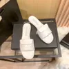 Tasarımcı Ayakkabı Grid Bir Çizgi Terlikleri Kadın Yaz Yuvarlak Kafa İşleme Düz Dipli Dış Aşınma İçin Konforlu Sandalet