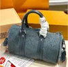 Denim Draagbare Vrouwen Outdoor Kussen Tas Reliëf Letter Badges Klassiek Reizen Winkelen Schoudertas Luxe Handtas Verstelbare Ketting Vintage Koffer Sacoche 24CM