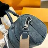 Denim Draagbare Vrouwen Outdoor Kussen Tas Reliëf Letter Badges Klassiek Reizen Winkelen Schoudertas Luxe Handtas Verstelbare Ketting Vintage Koffer Sacoche 24CM