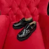 Классические женские модельные туфли из натуральной кожи. Роскошные туфли на платформе в британском стиле. Высококачественный каблук с круглым носком. Черные лакированные кожаные дизайнерские лоферы с коробкой.
