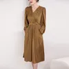 カジュアルドレス2024冬と秋の女性長袖暖かいファッションレディースブラウンシルクベルベットVネックドレス