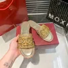 Designerskie Sandały Kapcie kobiety metalowe klamra z płaskie splotki Kopania klapki Summer Sexy Women Mule Mule Kaptaki plażowe