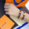 Brazalete de diseñador para mujeres Joyas de cuero Estilo de moda Regalos de amor navideño Diseño clásico Pulsero de bodas de cumpleaños Joyas de alta calidad con caja