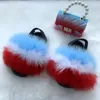 Pantoffels van imitatiebont voor meisjes Volledig harig bont Slippers Kind Regenboog Jelly Bags Parelketting Handtas Peuter Kinderen Schattig Bont Schoenen Tasset 240318