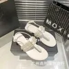 СКИДКА 34% Дизайнерская обувь Сандалии Xiaoxiang с жемчугом Женские летние туфли на плоской подошве с круглым носком и одной линией каблука с пряжкой и бисером