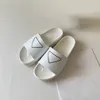 Designer äkta triangel tofflor broderade bländande kvinnor glider lyxiga nya mode sandaler sommarstrand plattskor flip flops broderi dubbla mulor tofflor