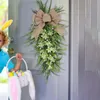 Corona di Pasqua di fiori decorativi per recinzione esterna della porta d'ingresso