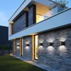 Illuminez votre espace extérieur avec les appliques murales extérieures Mille Lucciole 20 W – Luminaires extérieurs en aluminium étanches IP65 pour une lueur chaude de 3 000 K.