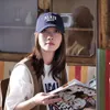 Cappo di baseball per donne con lettere profonde, versione coreana, ricami versatili, protezione solare, viso piccolo, bordo curvo ampio, cappello da lingua anatra alla moda,