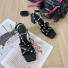 2024 Summer Luxury Designer Fashion Stud Sandals 7 см. Бликованные заклепки заклинание подлинные кожаные насосы Ladies Sexy High Heels Fash
