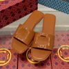 Pantannières de concepteur de luxe Sandales plates pour femmes Summer Salle Bathroom Slippers Classic Great Leather Metal 2024 Summer Casual Chaussures