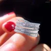 Fedi nuziali Huitan scintillanti zirconi bianchi completamente scintillanti accessori per dita da donna per gioielli di dichiarazione di feste