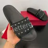 Nouvelle créatrice de mode Men de femmes glissades de pantoufles de plage de plage de plage rivets ganters de goujons non glissants