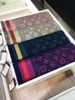 NIEUW 2024 V Women Fashion Dikke Shawl Winter Warm Long Tassel sjaal Designer Kleding Matching Populaire prints 140 cm