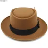 Chapéus de aba larga Balde de porco feminino Torda de porco Banda de penas Fedora Trilby sunhat jazz clássico Party Outdoor Travel Street Tamanho do estilo US 7 1/4 UK LQ240403