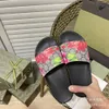 Scarpe firmate G Pantofole che indossano sandali estivi con fondo piatto coreano Fashion Network Scarpe da spiaggia con suola spessa da donna rosse