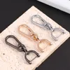 Keychains Car Keychain kreativ Einfacher starker Carabiner Formschlüsselruftkletterhaken Key Man Unisex Geschenk Auto Innenraum mit Schraubendreher