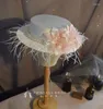 Berety w stylu francuskim białe pióro Tassel satynowy fedora czapka elegancka różowa kwiat płaski nakrywa głowy 2024 Bride Large Wedding Hat