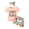 Set di abbigliamento Set estivo per neonata Pagliaccetto a maniche corte con stampa di lettere con motivo floreale Pantaloncini con cintura arricciati e fascia per capelli