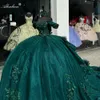 Vestido de bola verde escuro do anexo vestido de bola quinceanera vestidos de miçanos de pérolas de pérolas 3D Apliques fora das mangas de ombro vestidos de aniversário de vestido de aniversário