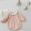 Rompers 2024 Wiosna nowa dziewczynka Bodysuit Bodysuit niemowlę haftowe marszczone kołnierzyki Bawełny nowonarodzone ubrania codzienne 0-24m L240402