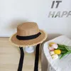 Basker trendiga kvinnor sommarlock platt topp kontrast färg manuell flätad rippad kant bow-knot lady hatt solskade